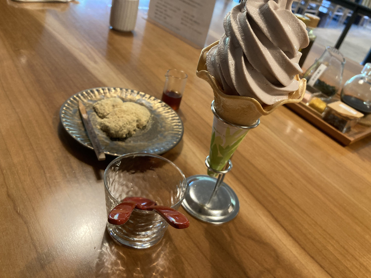 工房レストラン「wakuden MORI」
れんこん餅と桑の実ソフトクリーム