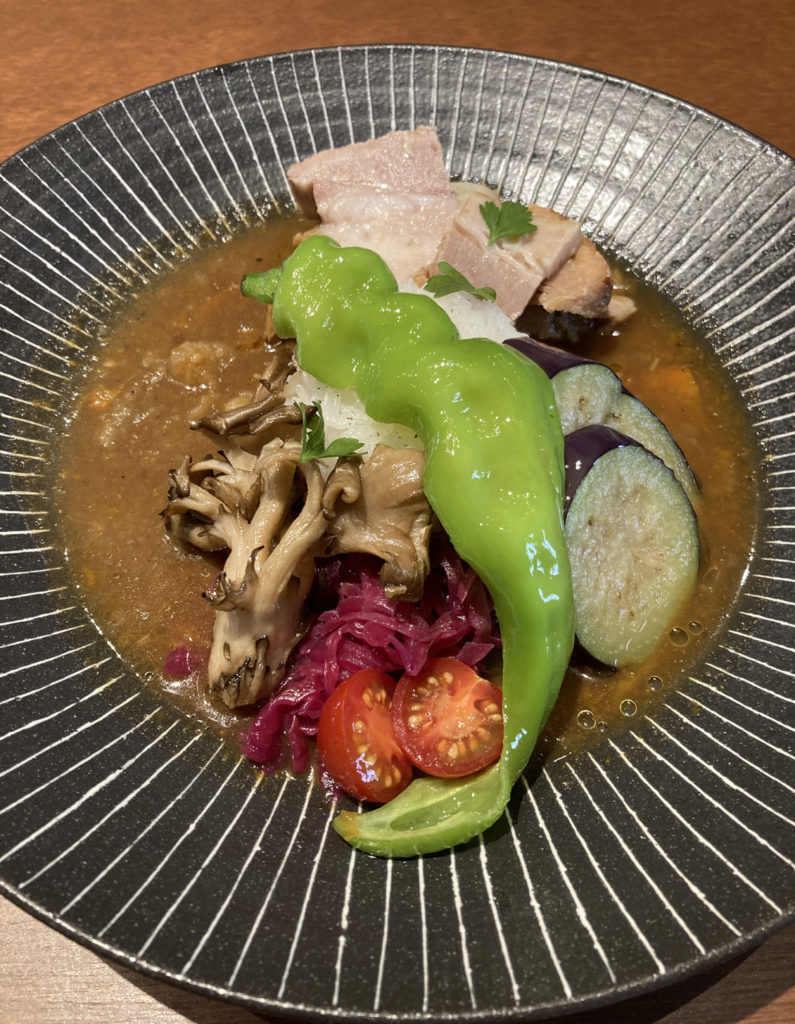 SPICE CURRY & SPECIALTY COFFEE 十八代笹川　素揚げ野菜とポーク＆チキンのカレー2種あいがけ